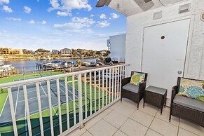 Cute 2 bedroom overlooking Harbor and Tennis Courts Condo by RedAwning