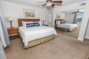 Cute 2 bedroom overlooking Harbor and Tennis Courts Condo by RedAwning