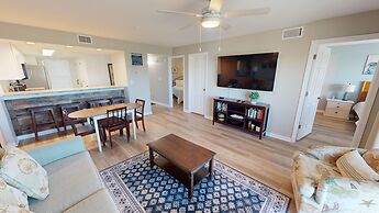 Recently renovated 2 bedroom Short walk to the beach Condo by RedAwnin