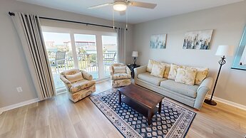 Recently renovated 2 bedroom Short walk to the beach Condo by RedAwnin