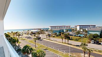 Recently renovated 2 bedroom Short walk to the beach Condo by RedAwnin