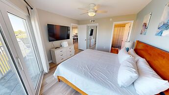 Recently renovated 2 bedroom Short walk to the beach Condo by RedAwnin