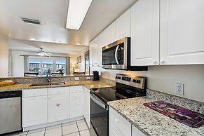 Recently renovated 2 bedroom Short walk to the beach Condo by RedAwnin