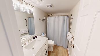 Recently renovated 2 bedroom Short walk to the beach Condo by RedAwnin