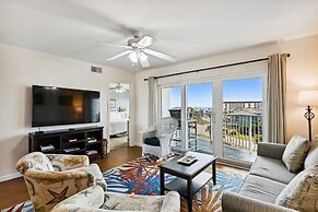 Recently renovated 2 bedroom Short walk to the beach Condo by RedAwnin