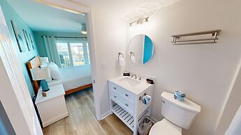 Recently renovated 2 bedroom Short walk to the beach Condo by RedAwnin