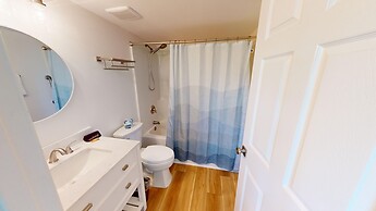 Recently renovated 2 bedroom Short walk to the beach Condo by RedAwnin