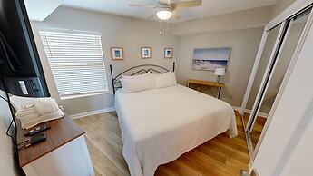 Recently renovated 2 bedroom Short walk to the beach Condo by RedAwnin