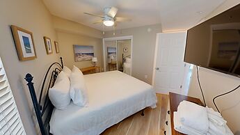 Recently renovated 2 bedroom Short walk to the beach Condo by RedAwnin