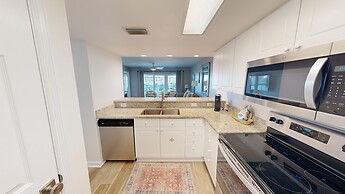 Recently renovated 2 bedroom Short walk to the beach Condo by RedAwnin