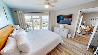 Recently renovated 2 bedroom Short walk to the beach Condo by RedAwnin