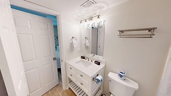 Recently renovated 2 bedroom Short walk to the beach Condo by RedAwnin