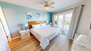 Recently renovated 2 bedroom Short walk to the beach Condo by RedAwnin