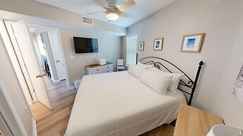 Recently renovated 2 bedroom Short walk to the beach Condo by RedAwnin