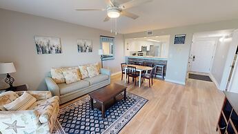 Recently renovated 2 bedroom Short walk to the beach Condo by RedAwnin