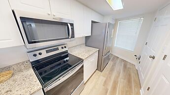 Recently renovated 2 bedroom Short walk to the beach Condo by RedAwnin