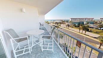 Recently renovated 2 bedroom Short walk to the beach Condo by RedAwnin