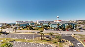 Recently renovated 2 bedroom Short walk to the beach Condo by RedAwnin