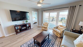 Recently renovated 2 bedroom Short walk to the beach Condo by RedAwnin