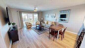 Recently renovated 2 bedroom Short walk to the beach Condo by RedAwnin