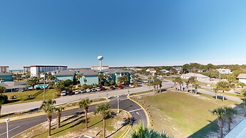 Recently renovated 2 bedroom Short walk to the beach Condo by RedAwnin