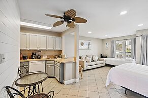 Studio With A Queen Size Bed, Twin Bed And Sofa Sleeper - Sleeps 5 0 B