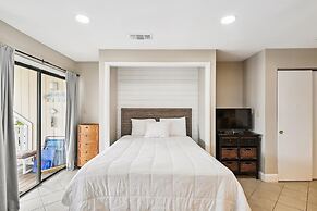 Studio With A Queen Size Bed, Twin Bed And Sofa Sleeper - Sleeps 5 0 B