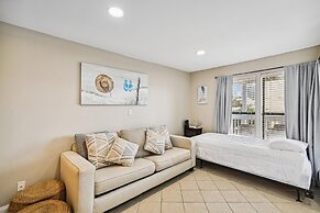 Studio With A Queen Size Bed, Twin Bed And Sofa Sleeper - Sleeps 5 0 B