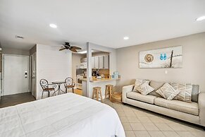 Studio With A Queen Size Bed, Twin Bed And Sofa Sleeper - Sleeps 5 0 B