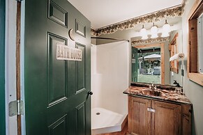 72mf - Rustic - Pets Ok - Sleeps 2 1 Bedroom Cabin by Redawning