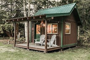 72mf - Rustic - Pets Ok - Sleeps 2 1 Bedroom Cabin by Redawning