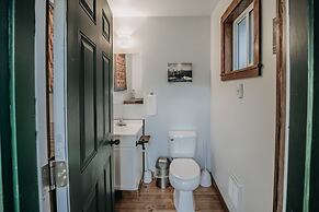 72mf - Rustic - Pets Ok - Sleeps 2 1 Bedroom Cabin by Redawning