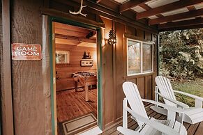 72mf - Rustic - Pets Ok - Sleeps 2 1 Bedroom Cabin by Redawning