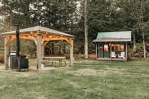 72mf - Rustic - Pets Ok - Sleeps 2 1 Bedroom Cabin by Redawning