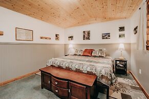 72mf - Rustic - Pets Ok - Sleeps 2 1 Bedroom Cabin by Redawning