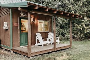 72mf - Rustic - Pets Ok - Sleeps 2 1 Bedroom Cabin by Redawning