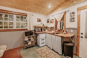 72mf - Rustic - Pets Ok - Sleeps 2 1 Bedroom Cabin by Redawning