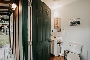 72mf - Rustic - Pets Ok - Sleeps 2 1 Bedroom Cabin by Redawning