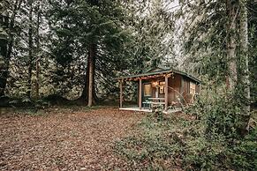 72mf - Rustic - Pets Ok - Sleeps 2 1 Bedroom Cabin by Redawning