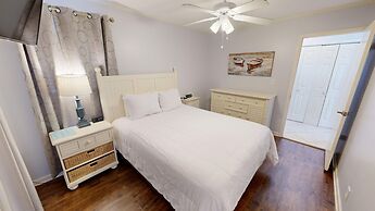 SPC 2013 is a Pet Friendly Upstairs 1 BR with Seasonal Beach Setup by 