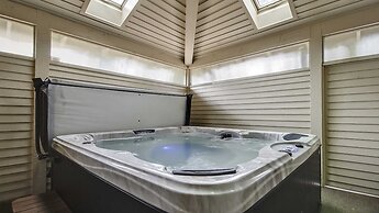 8 Crag Home with Private Indoor Hot Tub, Bike is Provided for Outdoor 