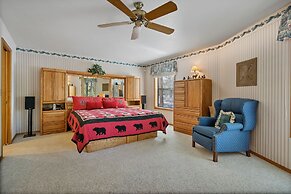 8 Crag Home with Private Indoor Hot Tub, Bike is Provided for Outdoor 