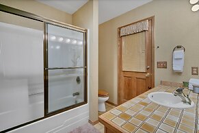8 Crag Home with Private Indoor Hot Tub, Bike is Provided for Outdoor 