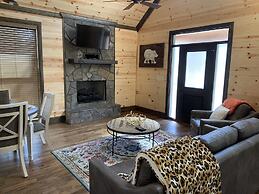 Standing Bear Studio Cabin With Hot Tub on the Deck by Redawning