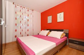 A - Large apt With big Terrace, Next to the Beach