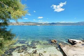 A - Large apt With big Terrace, Next to the Beach