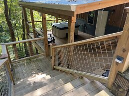 Bigfoots Hideaway 1 Bedroom Cabin by RedAwning