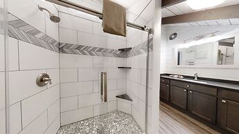 Bigfoots Hideaway 1 Bedroom Cabin by RedAwning