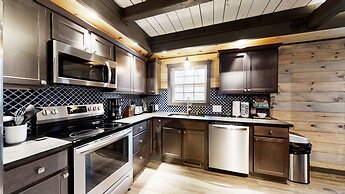 Bigfoots Hideaway 1 Bedroom Cabin by RedAwning