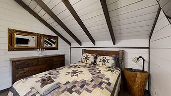 Bigfoots Hideaway 1 Bedroom Cabin by RedAwning